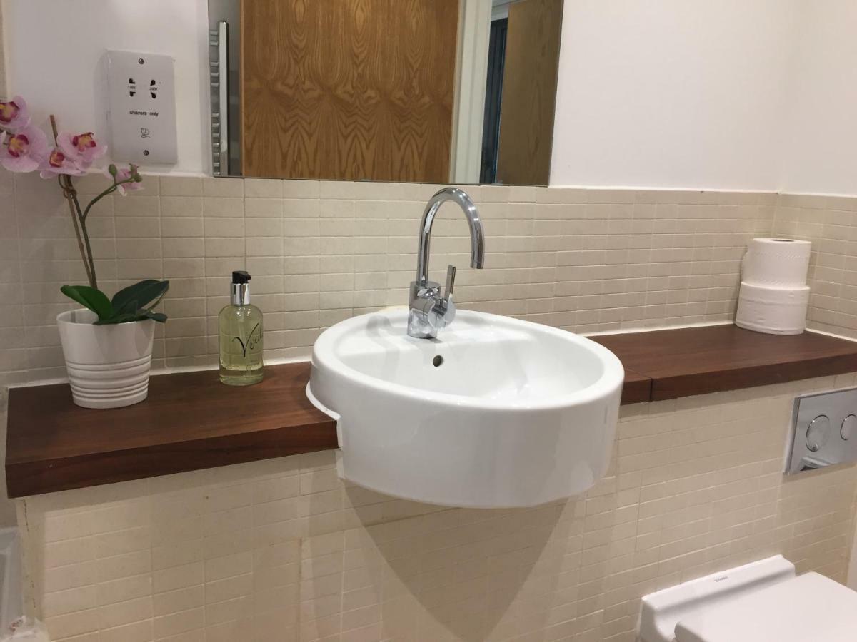Stylish Apartment In Victoria Лондон Екстер'єр фото